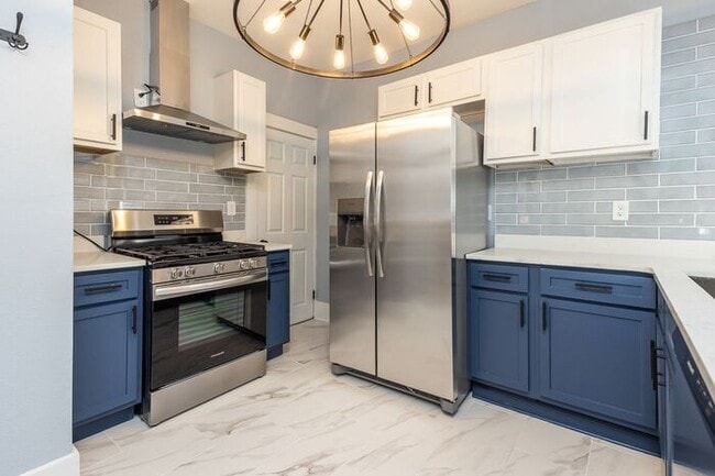 Building Photo - Midtown charm!