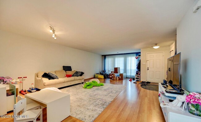 Building Photo - 65 Culford Pl