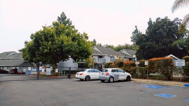 Building Photo - Great Second Floor 2bd Condo With Pool in Gated Complex