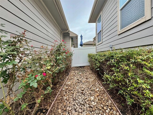 Building Photo - 407 Katmai Cir