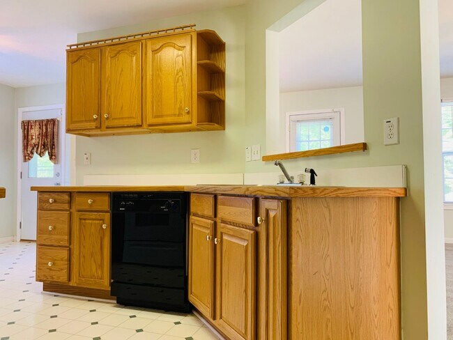 Building Photo - Great location! Lawncare/water is included...