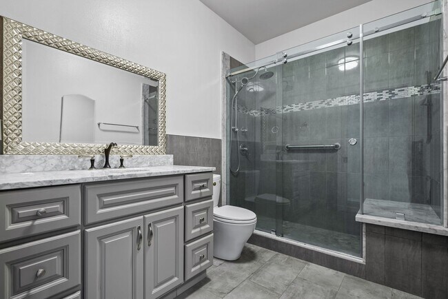 Building Photo - Amazing 2 Bed Condo in Noho!
