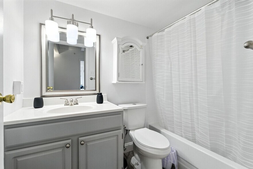 Building Photo - 1711 Bellevue Ave