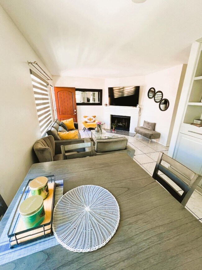 Building Photo - Updated 2 Bedroom, 1 Bath in North Park w/...