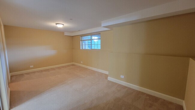 Building Photo - STUNNING LUXURY TOWNHOME 3 BEDROOM, 2 FULL...