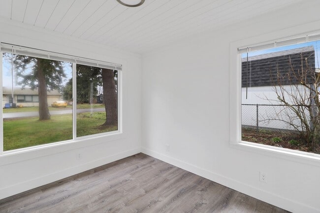 Building Photo - Remodeled - 2 Bed 1 Bath - Fully Fenced - ...