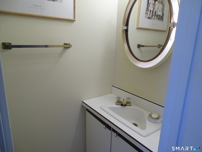 Building Photo - 124 Village Ln