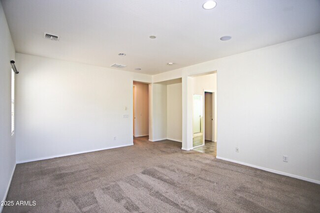Building Photo - 1090 W Caroline Ln