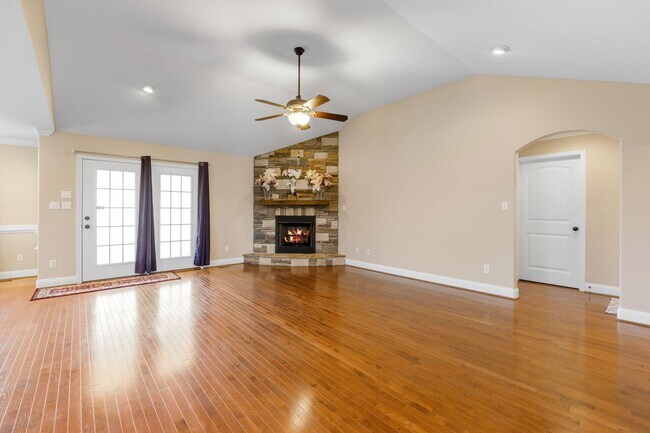 Building Photo - Lovely, Single Level, 3 Bedroom 2 Bath Home