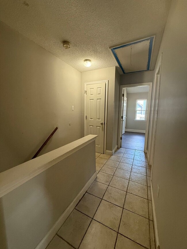 Building Photo - Condo in Kingspoint