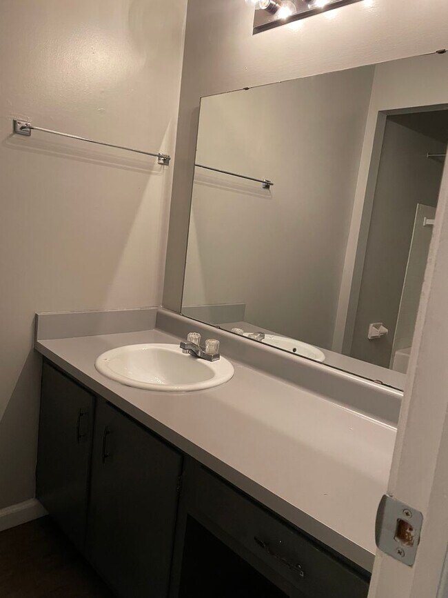 Building Photo - Remington On Rockville Living