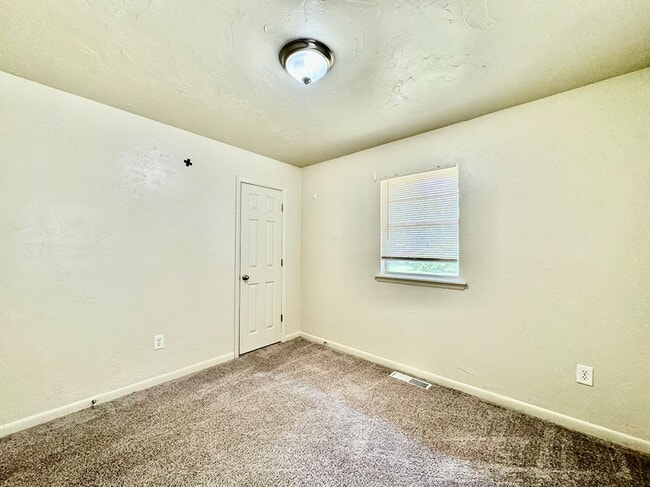 Building Photo - 528 N Baumann Ave