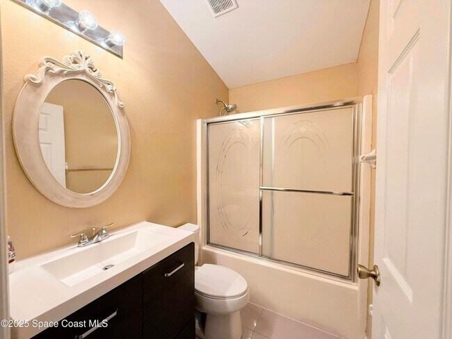 Building Photo - 2075 4th Ave SW