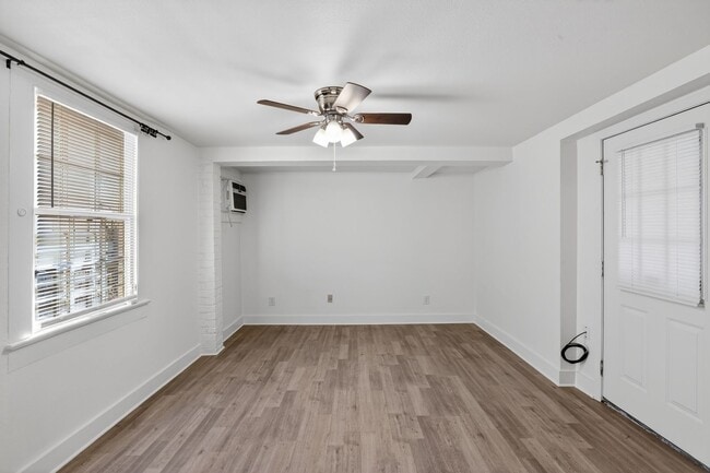 Building Photo - One Bedroom Unit in Heart of Uptown