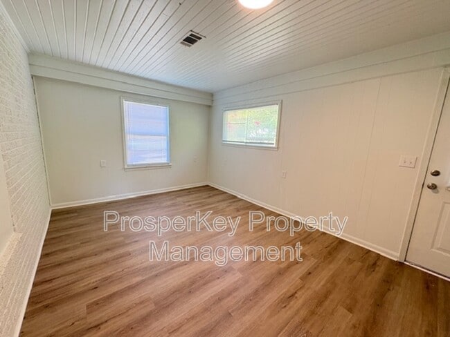 Building Photo - 703 Briarcliff Rd