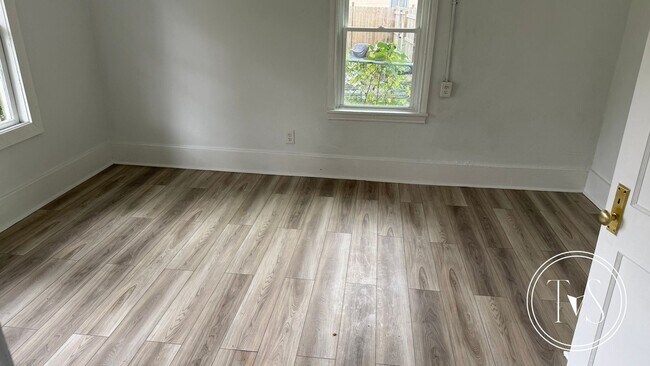 Building Photo - MOVE IN SPECIAL: $1000 OFF 1st MONTH'S RENT** and RATE DROP ALERT (was $1600/month)!