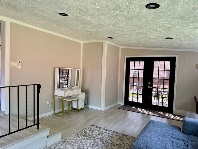 Building Photo - Beautiful house...RESERVE NOW FOR AUGUST 1...