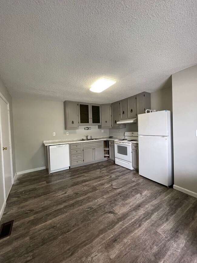 Building Photo - 4-Bedroom Home on the South Side - Available NOW