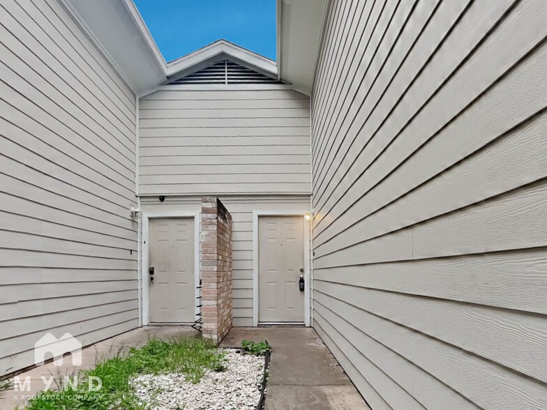 Building Photo - 10701 Daryl Cove