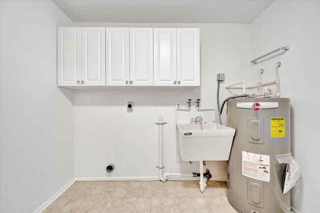 Building Photo - Beautiful 3-Bed / 2 Bath Pool Home in Sara...