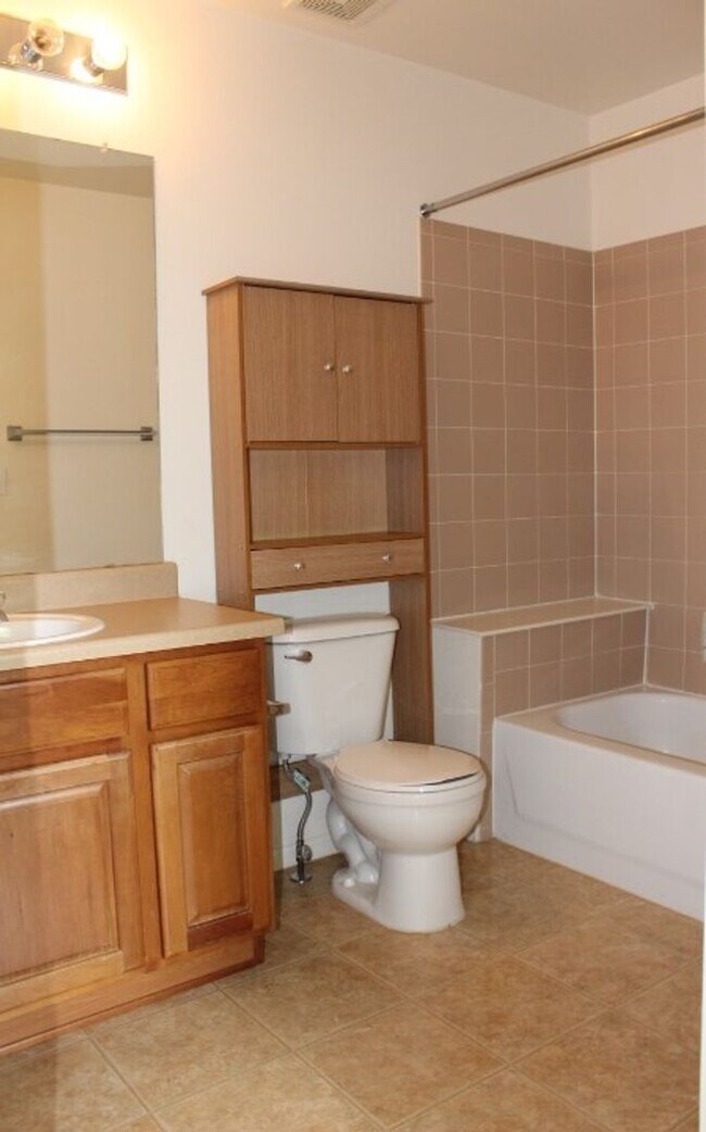 Building Photo - Reduced Price! Cozy and Convenient 2 Bedro...