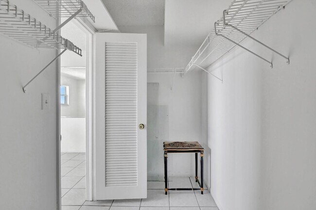 Building Photo - 2350 NE 14th Street Causeway