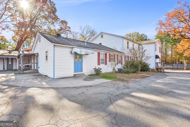 Building Photo - 492 Pine Rd