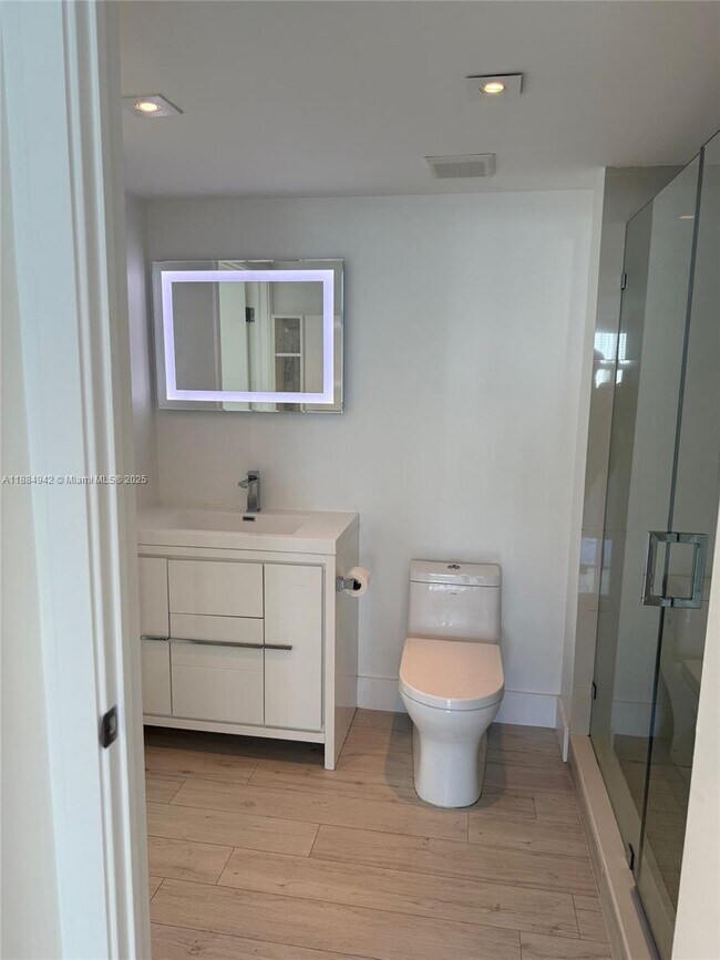 Building Photo - 1155 Brickell Bay Dr
