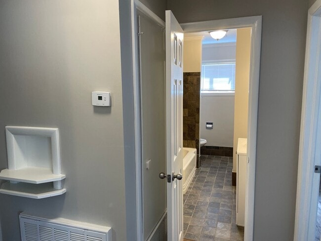 Building Photo - Darling Midtown Charmer! 3 bed 1 bath - NE...