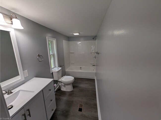 Building Photo - 344 Wilshire Dr