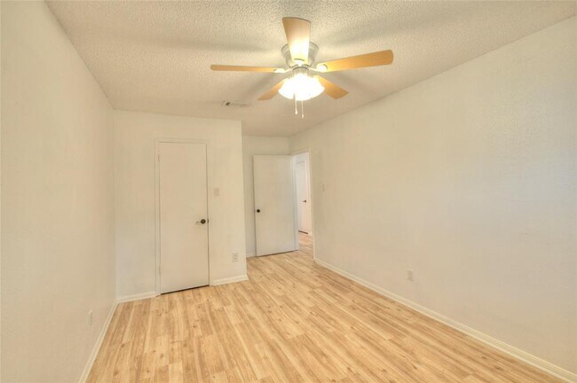 Building Photo - 1141 Country Pl Dr