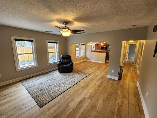 Building Photo - Lovely 3 Bedroom 1 Bath Home