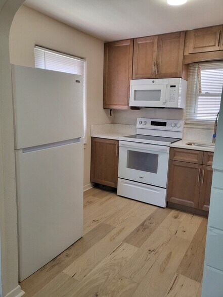 Building Photo - 206 S Oleander Ave