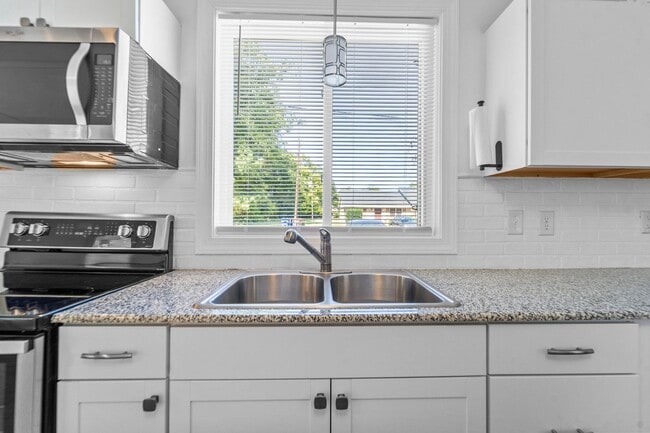 Building Photo - Updated 2 Bed 1 Bath in Coats - Pet Friendly!