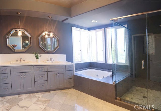 Building Photo - 24825 Alexandra Ct