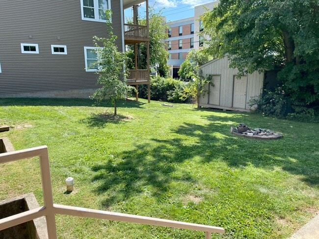 Building Photo - Spacious 3 bed/2 bath - walk to campus!