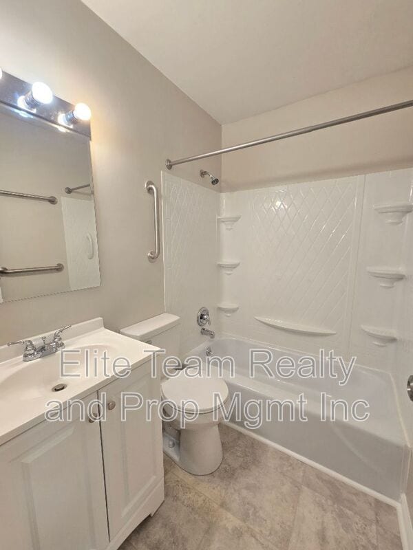 Building Photo - 910 Holly Dr