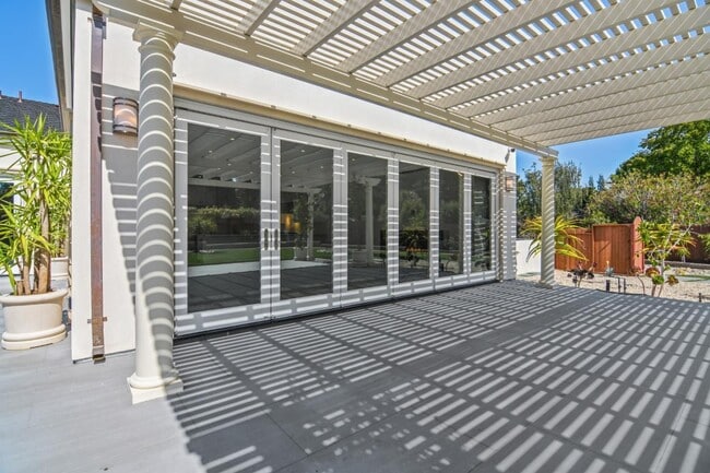 Building Photo - 1505 Wedgewood Dr