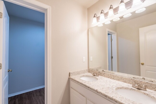 Building Photo - Beautiful 4 Bed 2.5 Bath Rental in Tulsa!