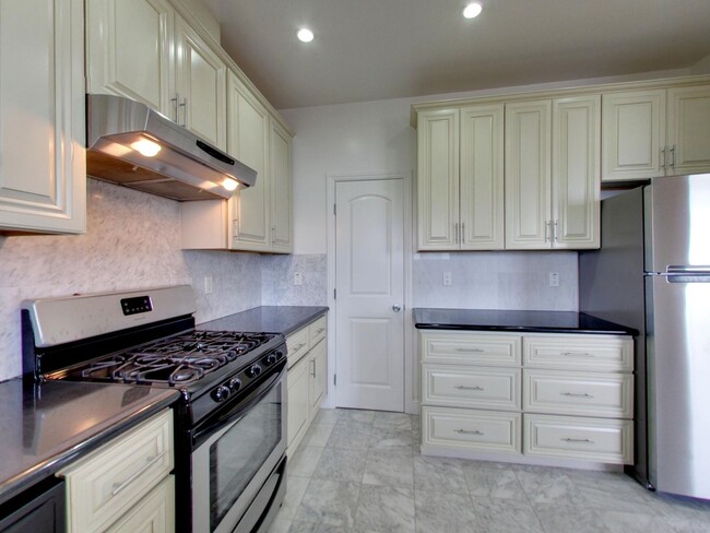 Building Photo - Remodeled 3 Bedroom in Nob Hill!!