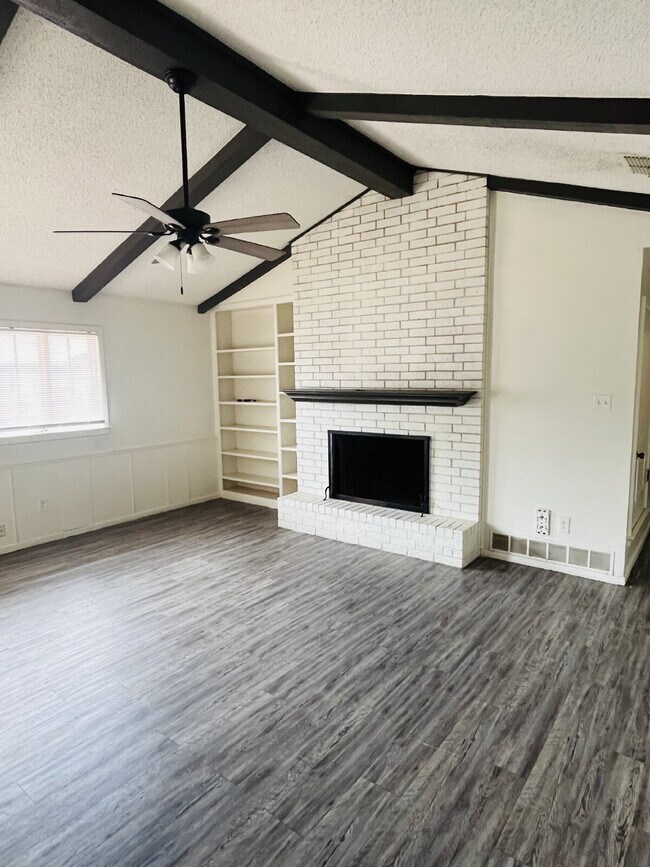 Building Photo - 2 Bedroom Duplex