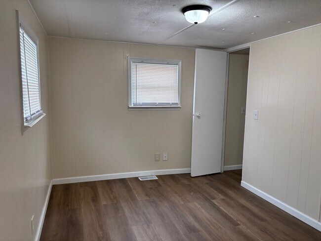 Building Photo - 212 Astran Dr