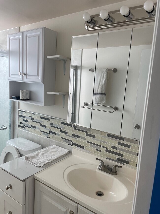 Building Photo - 9 N Birch Rd