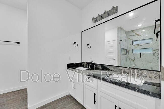 Building Photo - 1416 N Lookout Dr