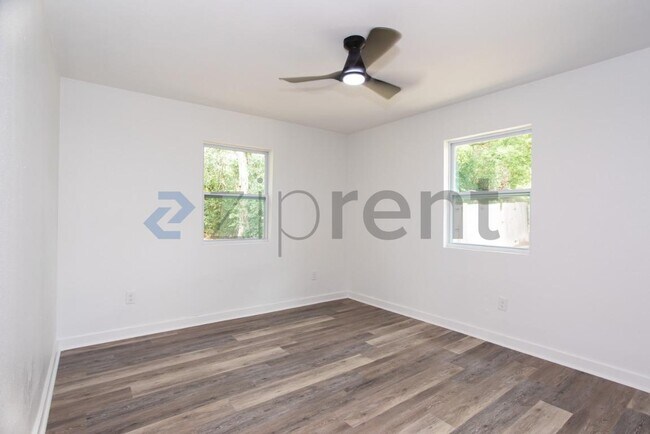 Building Photo - Unit