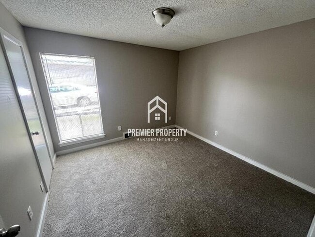 Building Photo - 3357 E Oak Side Dr