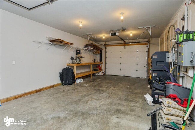 Building Photo - Cozy 3 bedroom 2 bath home w/ fully fenced...