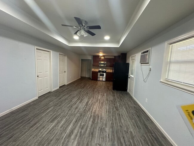 Building Photo - Introducing a charming 3-bedroom, 1.5 bath...