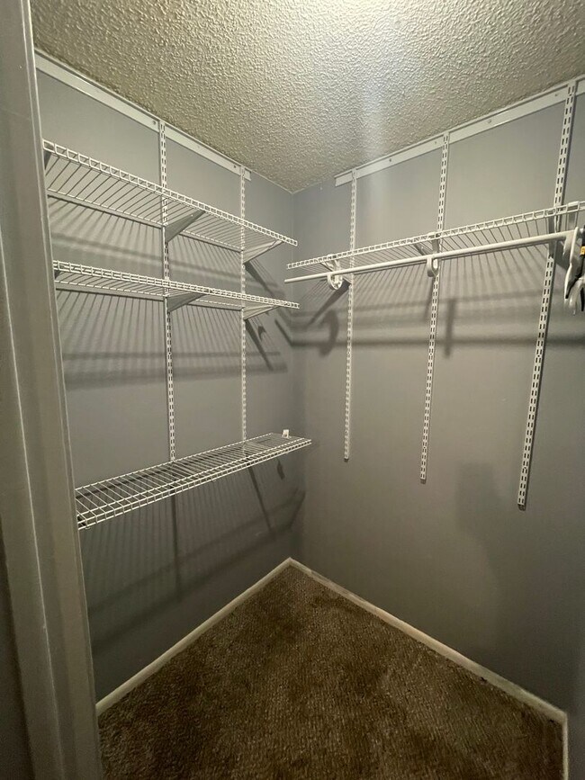 Building Photo - This spacious 3-bedroom, 2-bathroom apartment