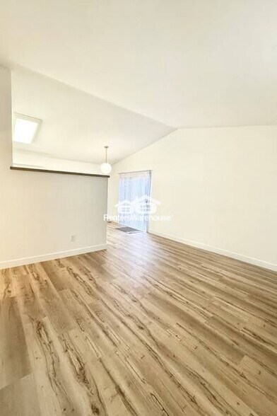 Building Photo - 2515 S Maple Ave